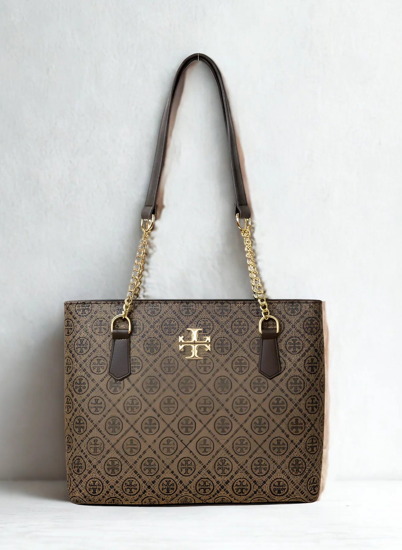 Spacious Chain Bag Brown